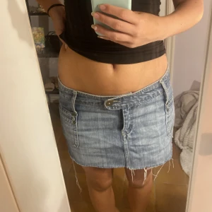 Lågmidjad jeanskjol med coola detaljer - Lågmidjad jeanskjol💗