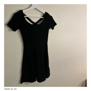 Svart klänning med kors i ryggen  - Söt svart klänning från H&M. I ryggen så är det korsat band. Hör av dig om du vill ses fler foton. 