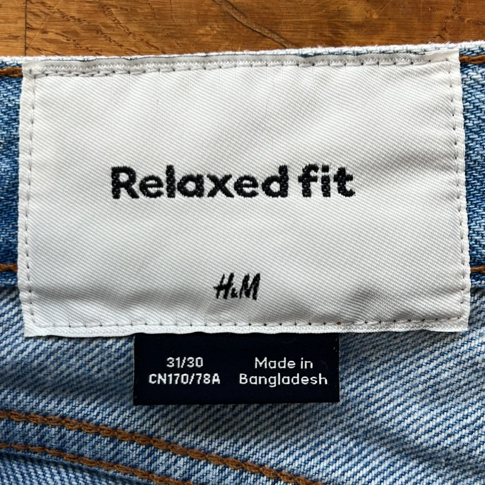 Det är två par Jeans i färgen Ljusblå och Svart. Det Svarta Jeansen kommmer från lager 157 och det ljusblåa från H&M. Det är använda ungefär 3-4 gånger och är i 9/10 skick. Jag säljer Jeansen på grund av att det är för. . Jeans & Byxor.