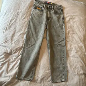 Gråa empyre jeans köpta på blue tomato. Bra skick och använda sparsamt. Priset inte fast