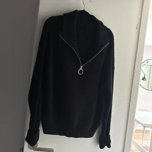 Stickad tröja 💕 - Säljer då jag inte använder denna  Den är väldigt liten i storleken så skulle säga att den passar nån som har xs eller s också ❤️