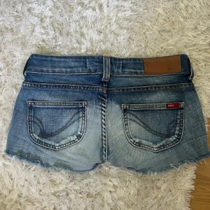 Lågmidjade jeansshorts - Midjemått: 36cm rakt över. Använd gärna köp nu 💖