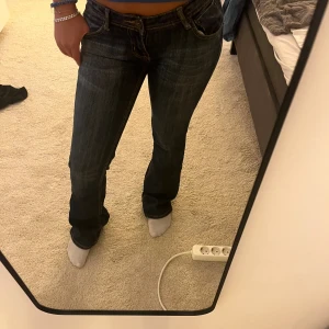 Vintage jeans lågmidjade  - Jätte fin tvätt på jeansen inga defekter!🩷