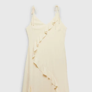 Säljer denna mq Flynn dress dö jag inte längre är i behov av den. - Den är så fin för sommaren och materialet är väldigt tunt så man svärtas ej, däremot eftersom det är så tunt så kan man se underkläder så va försiktigt med det. Jag köpte klänningen för 1000 kr men jag säljer den nu för 975kr. Felfri, dm för +bilder