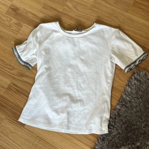 t-shirt - säljer denna könde zara t-short då den ej kommer till användning och är nästintill oanvänd 