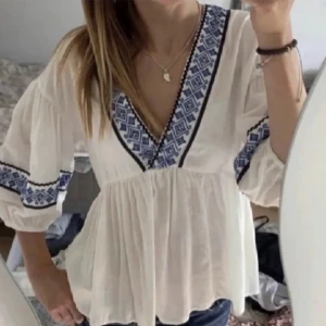 Blus från Zara - Zara blus med blått mönster, i gott skick. Passar Xs/S