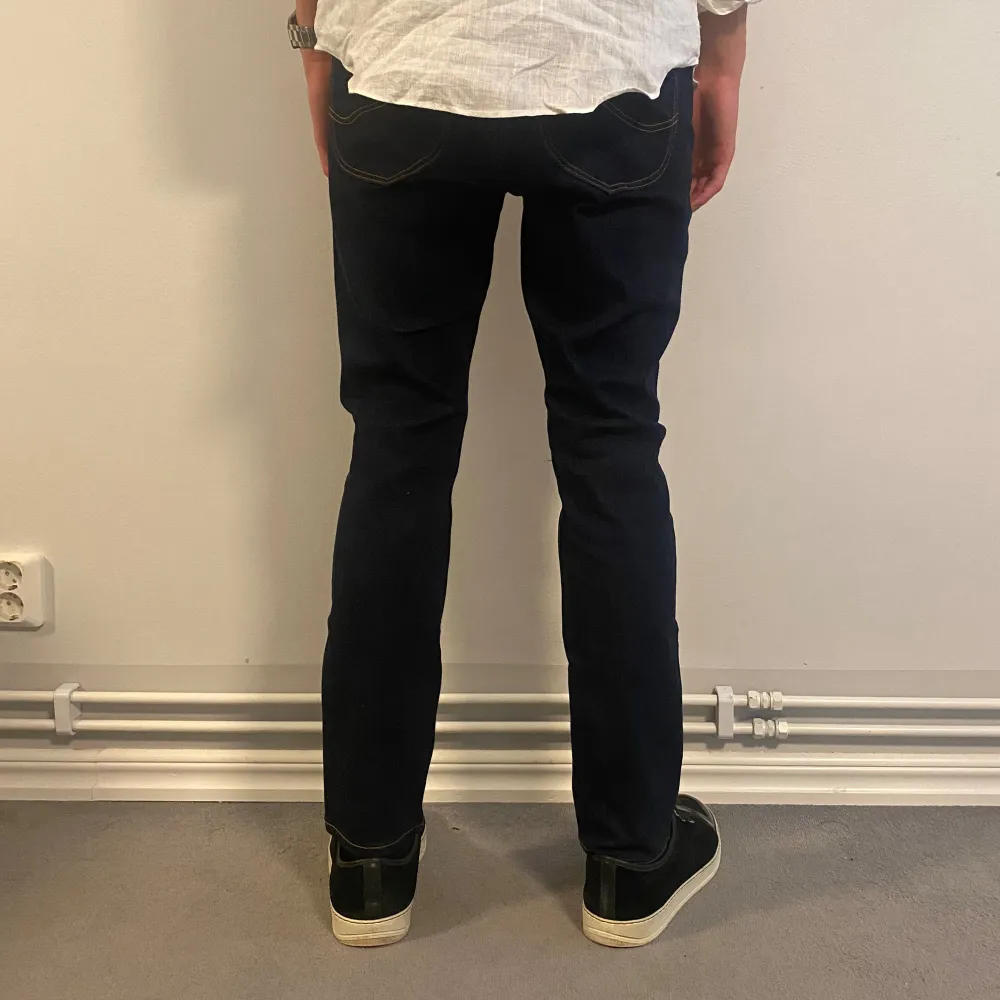 Hej! Säljer nu dessa Lee jeans. Jeansen är i toppskick 10/10. Modellen är 185 och väger 70kg. Hör av dig vid frågor!. Jeans & Byxor.