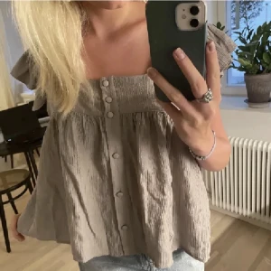 Zara topp - Köpte från sellpy men aldrig kommit till användning. Prislappen är fortfarande kvar(
