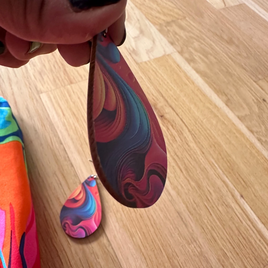 Matchande örhängen till färgglad blus - 90