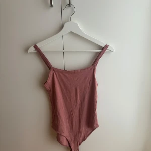 Rosa body - Sparsamt använd, passar även för en person med storlek M. Har en annan annons med en liknande body, vill du köpa båda kan du få två för 50!