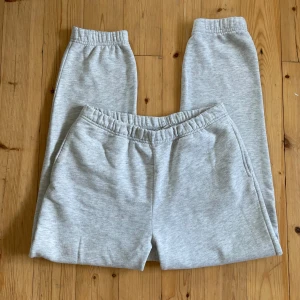 Mjukisbyxor - Säljer dessa mjukisbyxor från Gina då jag har andra. De är använda lite och fick efter några få gånger noppror, därav priset. De är från Gina i storlek M men passar XS-S bättre. Hör gärna av dig vid frågor!💞