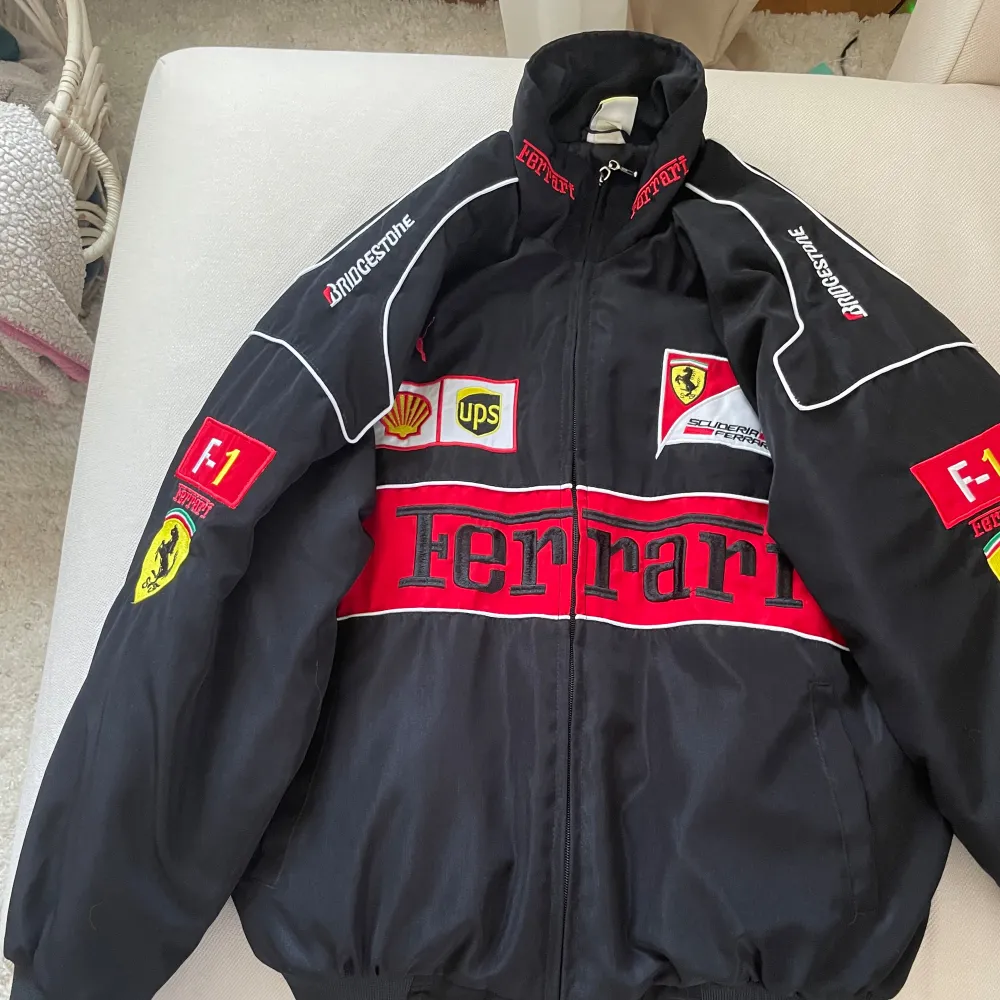 Vintage Ferrari F1 jacka, storlek M, säljer för den inte är min stil längre, knappt använd💕. Jackor.