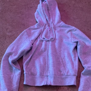 Cropped zip up - Zip up cropped hoodie från H&M jätte söt inga skador💓