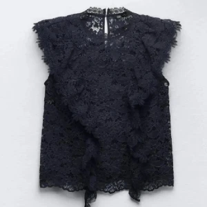 Zara topp - Säljer denna helt nya marinblåa zara toppen i spets med volanger, med prislappen kvar!