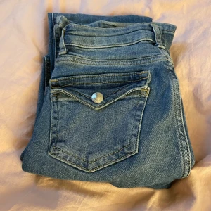 Jeans  - Blåa jeans från lager 157 i fint skick ny pris: 400kr säljes för halva priset 200kr Säljer då jag behöver pengar. Skriv om ni undrar över något🙃