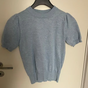 Stickad T-Shirt  - Bara använd en gång, supersöt t-shirt. 