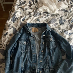 Somrig jeansjacka - En fin mörkblå jeansjacka i str M men passar mer som S. Knappast använd 