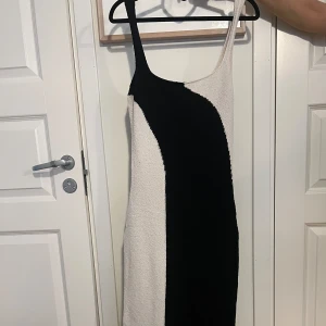 NA-KD Klänning - Finstickad tight midiklänning från NA-KD med svartvitt mönster. Storlek S men passar även M.  Når ner till mitten av smalbenen. Nyskick, aldrig använd, endast provad. Nypris 700kr, mitt pris: 200kr, kan diskuteras vid snabb affär.