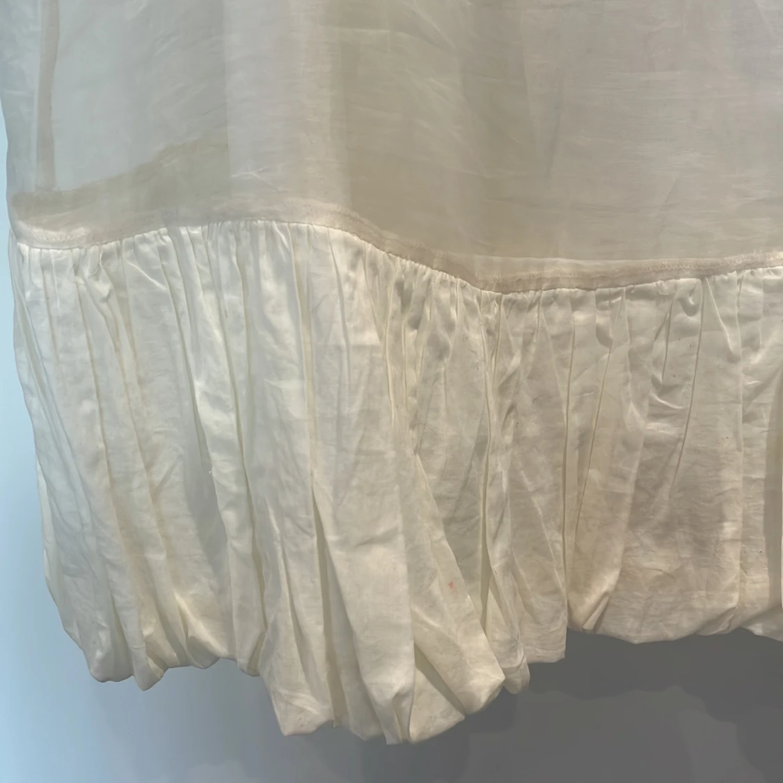 Vit ärmlös klänning med volangdetalj - 90