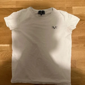 T-shirt - En mycket fin tröja i storlek S