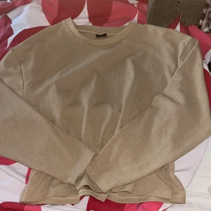 Volang beige tröja - Helt ny och endast testad. Är i storlek xs men passar även S. Är från gina tricot men är slutsåld. Är superfin och tyget känns mycket elegant. Köparen står för frakten ❤️