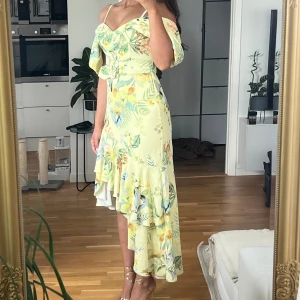 Summer off-shoulder dress - Never worn Bought for 70€