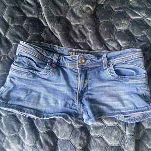 Lågmidjade jeansshorts  - Jättesnygga jeansshorts, passade inte riktigt på mig, ungefär storlek 34 eller 36❤️❤️ passar nog båda beroende på hur man vill att dom ska sitta🤗