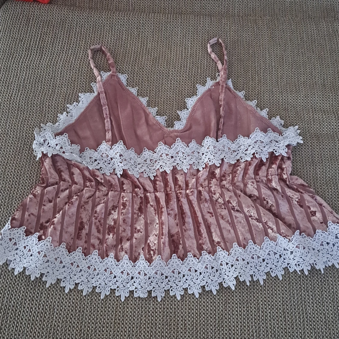 Rosa sammetstopp med spetsdetaljer - 91