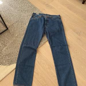 Levis 501 i storlek 36/34. Väldigt bra skick då jag nästan aldrig använt jeansen.