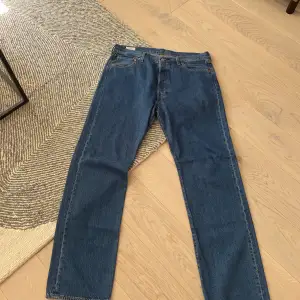 Levis 501 i storlek 36/34. Väldigt bra skick då jag nästan aldrig använt jeansen.