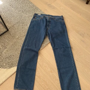 Levis 501 - Levis 501 i storlek 36/34. Väldigt bra skick då jag nästan aldrig använt jeansen.