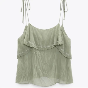 Zara topp - Säljer denna så himla fina gröna zara toppen/blusen. Den har pärlbrodering och är i ett lätt och tunnt material. Perfekt nu för sommaren i vardagen eller utgång. I mycket bra skick.