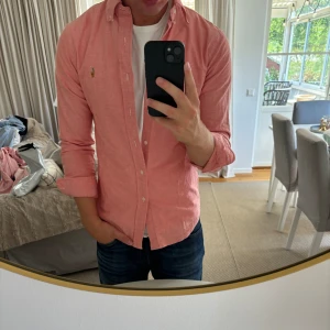 Ralph Lauren skjorta ”Oxford” - Hej, säljer nu min fina Ralph Lauren skjorta storlek S slimfit ”strech Oxford”. Den är i nyskick och kommer vara otroligt snygg i sommar. Nypris 1500kr! Vi kommer att sälja liknande produkter nu i sommar så glöm inte följa profilen!🌊🍾