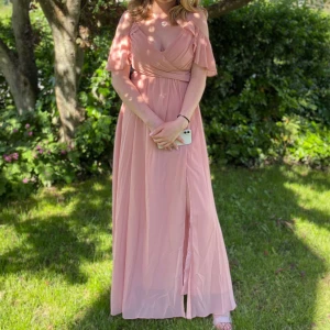 Rosa balklänning  - Använd en gång, nyskick! Rosa balklänning eller klänning till bröllop mm. 