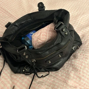 Balenciaga väska  - 🤍INTRESSEKOLL🤍 på min jätte snygga balenciaga city bag. Lägg prisförslag och skriv vid frågor och funderingar💕 Den är äkta!
