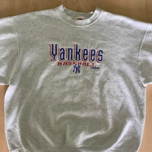 Yankees Fruit of the Loom Original Sweater - Vintage New York Yankees sweater från 1997 från märket Fruit of the Loom. Storlek står som XL men mer som L eller M. Tecken på användning sys på tröjan i form av lite noppor samt en liten och otydlig missfärgning på bröstet, se bild 4 och 5.