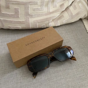 Solglasögon - Solglasögon i trendig stil från soyaconcept! Köpta förra året, sparsamt använda. Inga synliga repor. 