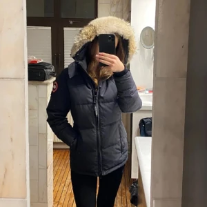 Canada goose chelsea parka  - Canada goose Chelsea parka i storlek XS men passar även XXS, Köptes förra Hösten för 13,500 men säljer nu för 4999. Köptes på Double-y i Malmö. Orginalpris just nu är 17,500.  ÄKTA!!!