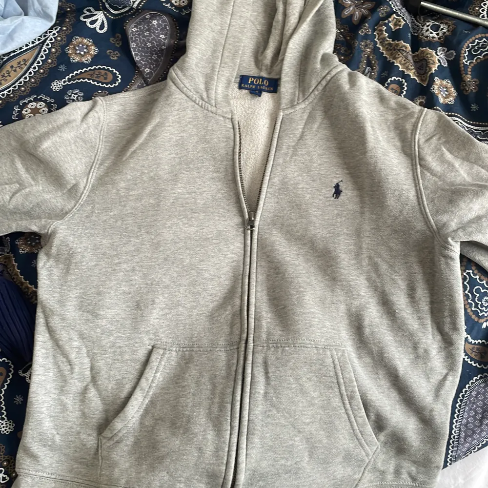 Storlek 14-16 år 160cm bra kvalite och fläckfri nypris cirka 1500 hör av ifall du har några frågor eller funderingar . Hoodies.