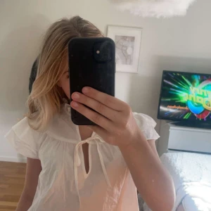 blus - säljer denna jättefina blusen då den inte kommer till användning💓