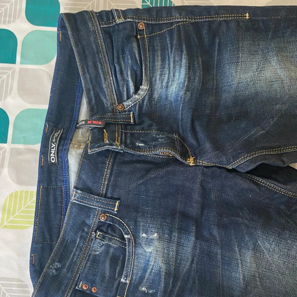 Jättefina jeans från only med insydd bootcut. Köpta hos ett uf företag för några månader sen men kommer ej till användning. Fint skick! Skriv om frågor🩷. Jeans & Byxor.