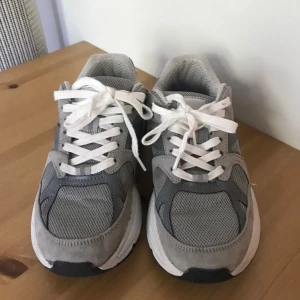 sneakers h&m grå 36 - Knappt använda🩶