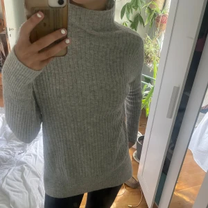 Mysig tröja - Lång och mysig stickad tröja, liten polikrage och slits. Lite nopprig men fortfarande fin💞💞