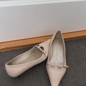 Skor från Next, storlek 36 - Använda några gånger men väldigt fint skick, stil old fashion, vit/beigea med guldspännen