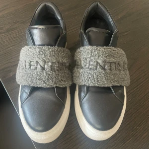 Valentino skor - Super fina valentino skor. Som nya, använda Max tre gånger! Storlek 38. 