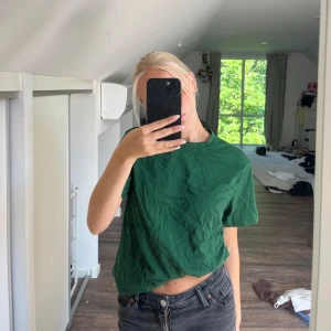 Grön t-shirt - Säljer denna gröna t-shirt endast använd en gång så gott som ny💞💞