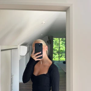 Urringad långärmad  - Säljer denna fina topp från stradivarius, använd ett fåtal gånger. Sitter superfint , den är i stl s💞💞