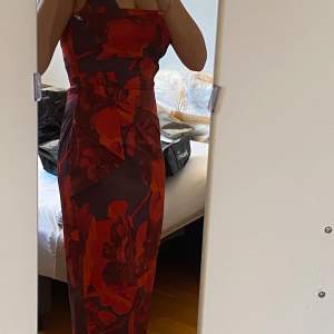 Worn one time, in very good condition. The neckline has a slight angle. (Note: the dress is to big for me so in the picture it looks more loose then it’s supposed to be)