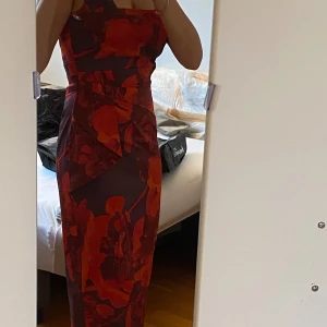 Karen Millen dress red - Worn one time, in very good condition. The neckline has a slight angle. (Note: the dress is to big for me so in the picture it looks more loose then it’s supposed to be)