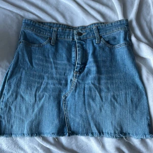 Söt jeanskjol  - Nu säljer jag min snygga jeanskjol. Skicket på jeanskjol skulle jag säga är nyskick då den inte har kommit till så mycket användning. Priset är lågt dö jag bara vill gå den såld. Detta är den perfekta jeanskjol alla borde vilja ha!